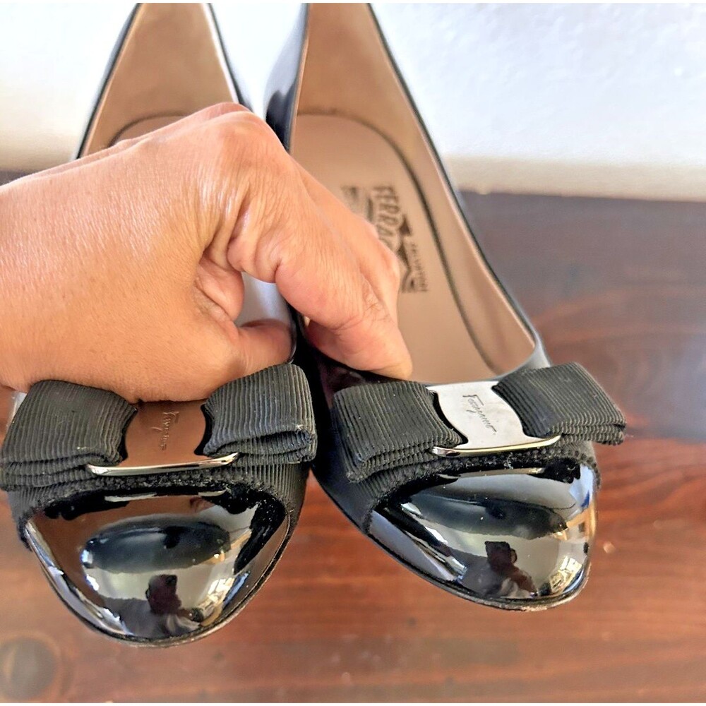 Salvatore Ferragamo Vara Black Patent Leather Silver Bow Pumps Size 7 B Italy - Picture 14 of 14